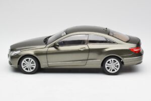 Mercedes E-Class Coupe C207 Titanite Gris Métallisé Minichamps 1:18 B66962419 Métal Moulé — image 4 sur 8