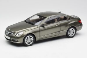 Mercedes E-Class Coupe C207 Titanite Gris Métallisé Minichamps 1:18 B66962419 Métal Moulé
