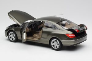 Mercedes E-Class Coupe C207 Titanite Gris Métallisé Minichamps 1:18 B66962419 Métal Moulé — image 5 sur 8