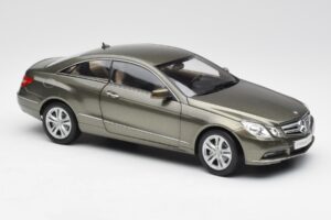 Mercedes E-Class Coupe C207 Titanite Gris Métallisé Minichamps 1:18 B66962419 Métal Moulé — image 6 sur 8