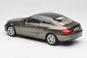 Mercedes E-Class Coupe C207 Titanite Gris Métallisé Minichamps 1:18 B66962419 Métal Moulé — image 7 sur 8