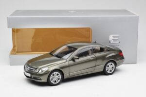 Mercedes E-Class Coupe C207 Titanite Gris Métallisé Minichamps 1:18 B66962419 Métal Moulé — image 8 sur 8