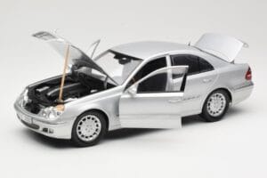 Mercedes E-Class W211 Argent Kyosho 1:18 B66962146 Métal Moulé — image 2 sur 8