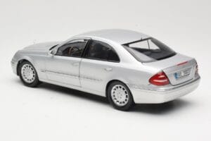 Mercedes E-Class W211 Argent Kyosho 1:18 B66962146 Métal Moulé — image 7 sur 8