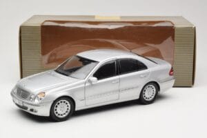 Mercedes E-Class W211 Argent Kyosho 1:18 B66962146 Métal Moulé — image 8 sur 8