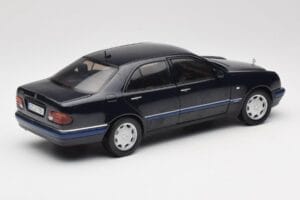 Mercedes E-Class W210 E320 Noir Sun Star 1:18 1151 Métal Moulé — image 3 sur 8