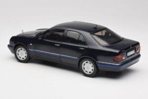 Mercedes E-Class W210 E320 Noir Sun Star 1:18 1151 Métal Moulé — image 7 sur 8