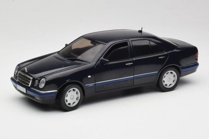 Mercedes E-Class W210 E320 Noir Sun Star 1:18 1151 Métal Moulé