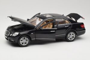Mercedes E-Class W211 Noir Maisto 1:18 31172 Métal Moulé — image 2 sur 8