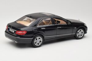 Mercedes E-Class W211 Noir Maisto 1:18 31172 Métal Moulé — image 3 sur 8