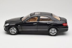 Mercedes E-Class W211 Noir Maisto 1:18 31172 Métal Moulé — image 4 sur 8