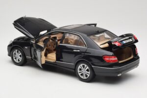 Mercedes E-Class W211 Noir Maisto 1:18 31172 Métal Moulé — image 5 sur 8