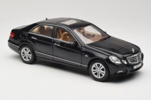 Mercedes E-Class W211 Noir Maisto 1:18 31172 Métal Moulé — image 6 sur 8