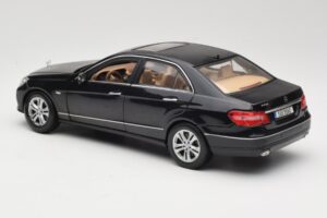 Mercedes E-Class W211 Noir Maisto 1:18 31172 Métal Moulé — image 7 sur 8