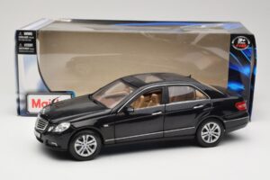 Mercedes E-Class W211 Noir Maisto 1:18 31172 Métal Moulé — image 8 sur 8