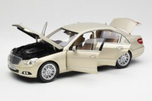 Mercedes E-Class W212 Elegance Pearl Beige Métallisé Minichamps 1:18 B66960215 Métal Moulé — image 2 sur 8