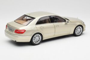 Mercedes E-Class W212 Elegance Pearl Beige Métallisé Minichamps 1:18 B66960215 Métal Moulé — image 3 sur 8