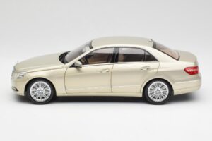 Mercedes E-Class W212 Elegance Pearl Beige Métallisé Minichamps 1:18 B66960215 Métal Moulé — image 4 sur 8