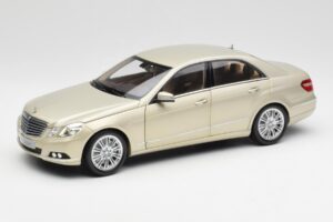Mercedes E-Class W212 Elegance Pearl Beige Métallisé Minichamps 1:18 B66960215 Métal Moulé