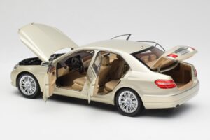 Mercedes E-Class W212 Elegance Pearl Beige Métallisé Minichamps 1:18 B66960215 Métal Moulé — image 5 sur 8