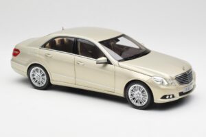 Mercedes E-Class W212 Elegance Pearl Beige Métallisé Minichamps 1:18 B66960215 Métal Moulé — image 6 sur 8