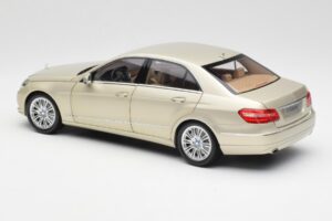 Mercedes E-Class W212 Elegance Pearl Beige Métallisé Minichamps 1:18 B66960215 Métal Moulé — image 7 sur 8