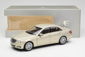 Mercedes E-Class W212 Elegance Pearl Beige Métallisé Minichamps 1:18 B66960215 Métal Moulé — image 8 sur 8