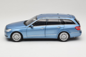 Mercedes E-Class W212 Estate Indigolith Metallic Blue Minichamps 1:18 B66962449 Métal Moulé — image 4 sur 8
