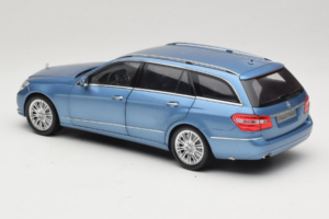 Mercedes E-Class W212 Estate Indigolith Metallic Blue Minichamps 1:18 B66962449 Métal Moulé — image 7 sur 8