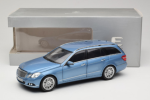 Mercedes E-Class W212 Estate Indigolith Metallic Blue Minichamps 1:18 B66962449 Métal Moulé — image 8 sur 8