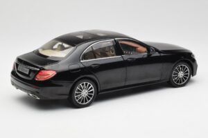 Mercedes E-Class W213 Obsidian Noir iScale 1:18 B66960380 Métal Moulé — image 3 sur 8