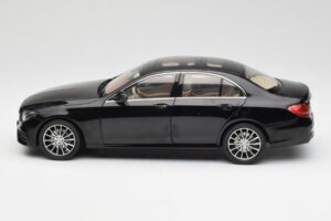 Mercedes E-Class W213 Obsidian Noir iScale 1:18 B66960380 Métal Moulé — image 4 sur 8