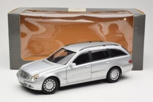 Mercedes E320 T-Modell S210 Elegance Argent Kyosho 1:18 B66962166 Métal Moulé — image 8 sur 8