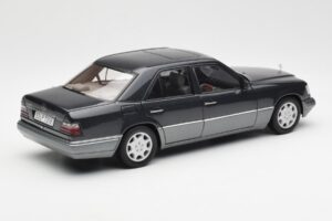Mercedes E320 W124 Nautik Bleu Métallique Dealer Edition AUTOart 1:18 B66040508 Métal Moulé — image 3 sur 8