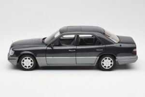Mercedes E320 W124 Nautik Bleu Métallique Dealer Edition AUTOart 1:18 B66040508 Métal Moulé — image 4 sur 8