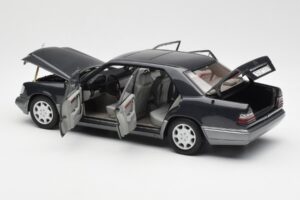 Mercedes E320 W124 Nautik Bleu Métallique Dealer Edition AUTOart 1:18 B66040508 Métal Moulé — image 5 sur 8