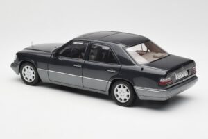 Mercedes E320 W124 Nautik Bleu Métallique Dealer Edition AUTOart 1:18 B66040508 Métal Moulé — image 7 sur 8