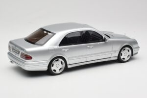 Mercedes E55 AMG W210 Brilliant Silver Otto 1:18 OT459 Résine — image 2 sur 6