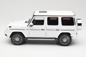 Mercedes G-Class G 500 W463A Diamond White Metallic Minichamps 1:18 113037111 Métal Moulé — image 4 sur 8