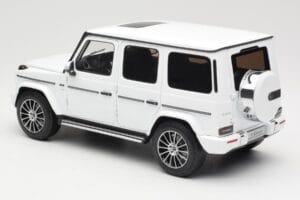 Mercedes G-Class G 500 W463A Diamond White Metallic Minichamps 1:18 113037111 Métal Moulé — image 7 sur 8