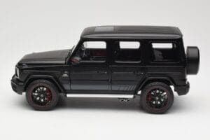 Mercedes G-Class G63 AMG W463A Matt Black Minichamps 1:18 110037064 Métal Moulé — image 4 sur 8