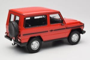 Mercedes G-Class W460 SWB Rouge Minichamps 1:18 155038002 Métal Moulé — image 2 sur 6