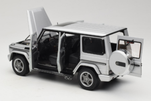 Mercedes G55 AMG W463 Argent AUTOart 1:18 76247 Métal Moulé — image 5 sur 8
