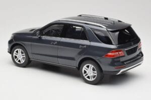 Mercedes M-Class W164 Grey Metallic Minichamps 1:18 100030100 Métal Moulé — image 7 sur 8