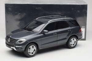 Mercedes M-Class W164 Grey Metallic Minichamps 1:18 100030100 Métal Moulé — image 8 sur 8