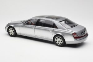 Maybach 62 LWB Himalaya Argent Dealer Edition AUTOart 1:18 B66962178 Métal Moulé — image 7 sur 8