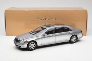Maybach 62 LWB Himalaya Argent Dealer Edition AUTOart 1:18 B66962178 Métal Moulé — image 8 sur 8