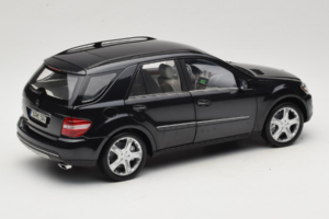 Mercedes ML W164 Obsidian Black Édition Concessionnaire Minichamps 1:18 B66962321 Métal Moulé — image 3 sur 8