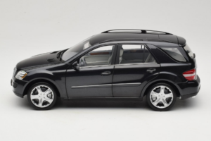 Mercedes ML W164 Obsidian Black Édition Concessionnaire Minichamps 1:18 B66962321 Métal Moulé — image 4 sur 8