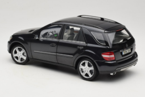 Mercedes ML W164 Obsidian Black Édition Concessionnaire Minichamps 1:18 B66962321 Métal Moulé — image 7 sur 8